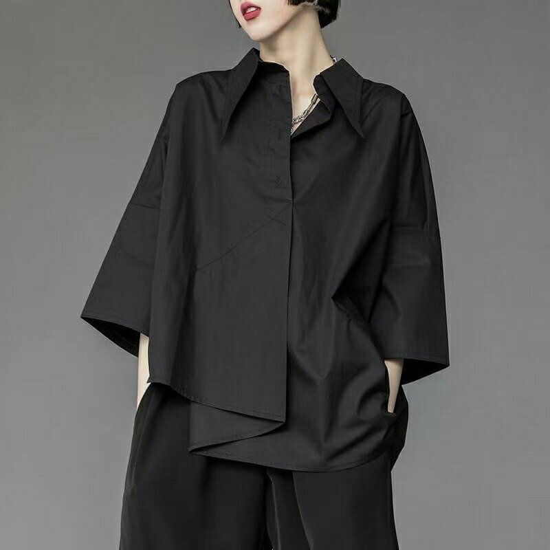 樂天商城 - 夏のゆったりスタイル 半袖ブラックレディースシャツ ニッチなイレギュラー七分袖 シンプルなデザイン エレガントな通勤スタイル ニッチなイレギュラー七分袖 半袖ブラックレディースシャツ