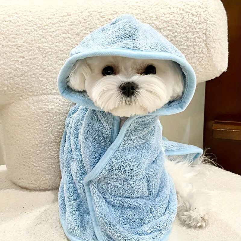 ペット用 超吸水マイクロファイバータオル 速乾バスタオル（犬猫対応・ドライ時間短縮・シャンプー後の体拭きに） 驚きの吸水スピードで、お風呂上がりやシャンプー後の濡れた愛犬・愛猫をすばやく拭き上げるペット用タオルです。 極細マイクロファイバーが水分をしっかりキャッチし、ドライヤー時間をぐんと短縮。速乾素材でタオル自体もすぐ乾き、毎日清潔に使えます。 ここがポイント ■ 超吸水マイクロファイバーで一拭き吸水 一般的な綿タオルの数倍ともいわれる吸水力を備えた極細マイクロファイバー生地を採用。濡れた毛足の根元から水分を素早く吸い上げ、拭き取り回数を減らします。 ■ ドライヤー時間を大幅短縮 タオルドライの段階でしっかり水分を吸収するから、その後のドライヤー時間を短縮。ドライヤーが苦手なペットや、時短したい飼い主さんにぴったりです。 ■ 速乾素材でタオル自体もすぐ乾く マイクロファイバーは通気性が良く、洗濯後もすばやく乾燥。生乾きのニオイや雑菌の繁殖を抑え、雨の日や部屋干しでも快適です。 ■ 犬にも猫にも使いやすい軽くてやわらかい肌触り 軽量でふんわりやわらかな生地が、皮膚の薄い犬猫の体にやさしくフィット。ゴシゴシこすらず、押し当てるだけで水分を吸い取れるので、敏感肌の子にも安心です。 ■ お風呂・シャンプー・お散歩後の万能タオル シャンプー後のバスタオルとしてはもちろん、雨の日のお散歩後の足拭きや体拭き、プールや川遊びの後にも活躍。車やお出かけバッグに入れておける便利な1枚です。 製品仕様 項目内容 商品名ペット用 超吸水マイクロファイバータオル 速乾バスタオル カラーライトブルー / ピンク 対応ペット犬 / 猫 / 小型～大型犬（サイズにより選択） 洗濯洗濯機可（ネット使用推奨） / 柔軟剤・漂白剤不可 使用シーンシャンプー後 / お風呂上がり / お散歩後 / 雨の日 / プール・川遊び ご注意 製品改良により仕様やデザインが予告なく変更される場合があります。 お使いのモニター環境により、画像と実際の色味が異なる場合がございます。 ペットタオル / 吸水タオル / 超吸水 / 速乾 / ペット用 / 犬 / 猫 / バスタオル / シャワー / シャンプー / マイクロファイバー / 体拭き / ドライ / 時間短縮 / 犬用タオル / 猫用タオル / お風呂上がり / お散歩後 / 雨の日 / 足拭き / 洗濯機可