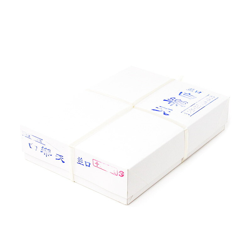【商品ローマ字】hakurakuten【商品サイズ】約24.3×33.4cm【枚数】1000枚【用途】漢字練習、一般半紙（練習用）、一般半紙（清書・作品用）【産地】輸入【製法】機械漉き【にじみ】★★☆☆☆【厚み】■■□□□＃書道紙/＃漢字用 書道紙/＃漢字用半紙/＃機械漉き/＃輸入/＃白楽天/＃並厚/＃漢字作品向き/＃ばら売り有/＃にじみ：★★☆☆☆/＃厚み：■■□□□/＃中学書道部向け学校教材 新感覚の漢字用半紙 一般漢字向き特殊漉き画仙紙。 特殊漉きとは、機械漉きでありながらより手漉きに近い紙質に漉きあげているのが特長です。 リーズナブルな価格が魅力の、主に練習用としてお使いいただけます。 墨の食い込みは良く、膠系墨液で書けば手漉き画仙紙と固形墨で書いた時の味わいを醸し出し、樹脂系墨液では際立つ黒が特長です。手漉きに見立てた新感覚の特殊漉きだからこそできる書き味をぜひお試しください。 サイズは、半紙から公募展サイズまで豊富に取り揃えており、公募展サイズでは清書に移るまでの草稿書きなどでお使いください。 白楽天 半紙 並口の墨入れ動画 ※動画で利用している墨液は、墨液 凛（普通液）、筆は秀筆堂 弧竹を使用しております。
