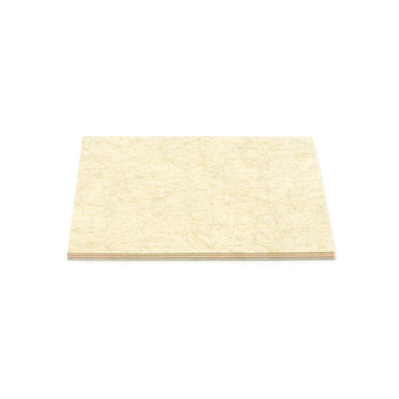 【商品ローマ字】sunshoanshikishi【商品サイズ】13.5×13.0cm【枚数】50枚【製法】印刷加工【にじみ】★☆☆☆☆【厚み】■□□□□＃書道紙/＃古筆臨書用紙/＃かな練習向き/＃寸松庵色紙/＃練習用/＃印刷加工/＃機械漉き/＃新鳥の子紙/＃にじみ：★☆☆☆☆/＃厚み：■□□□□/＃高校書道部書写向け学校教材 古筆臨書「寸松庵色紙」 ｢寸松庵色紙｣は、｢継色紙｣・｢升色紙｣と共に三色紙として有名で、 佐久間実勝の茶室寸松庵に一部断簡が伝来したことからこの名が付けられました。 元は｢古今和歌集｣の四季の歌を書写した粘葉装冊子本で、筆者は紀貫之と伝えられています。 運筆は自在で、抑揚の変化に富んでおり、優雅で格調高い古典として多くの方が学んでいます。