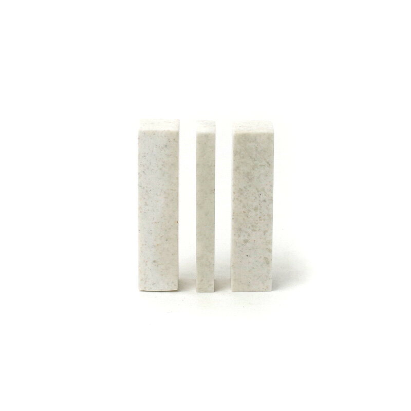 【商品ローマ字】balin seal stone【商品サイズ】1.2角×高さ5.0cm【切れ味】■■□□□【やわらかさ】■■■□□【細工度】■■■□□【粘り度】■■■■□＃篆刻印材/＃巴林石/＃切れ味■■□□□/＃やわらかさ■■■□□/＃細工度■■■□□/＃粘り度■■■■□/＃角型/＃三顆組/＃初心者向け/＃1.0〜1.5cm角未満巴林石（ぱりんせき）は、中国北東に位置する内豪古巴林右旗付近で採れる石材です。 程よい硬さで刻しやすく欠けにくい石質が特長で、細工のできる石質です。 初心者の方にも安心してお使いいただけます。お求めいただきやすい価格で、サイズも豊富にございます。