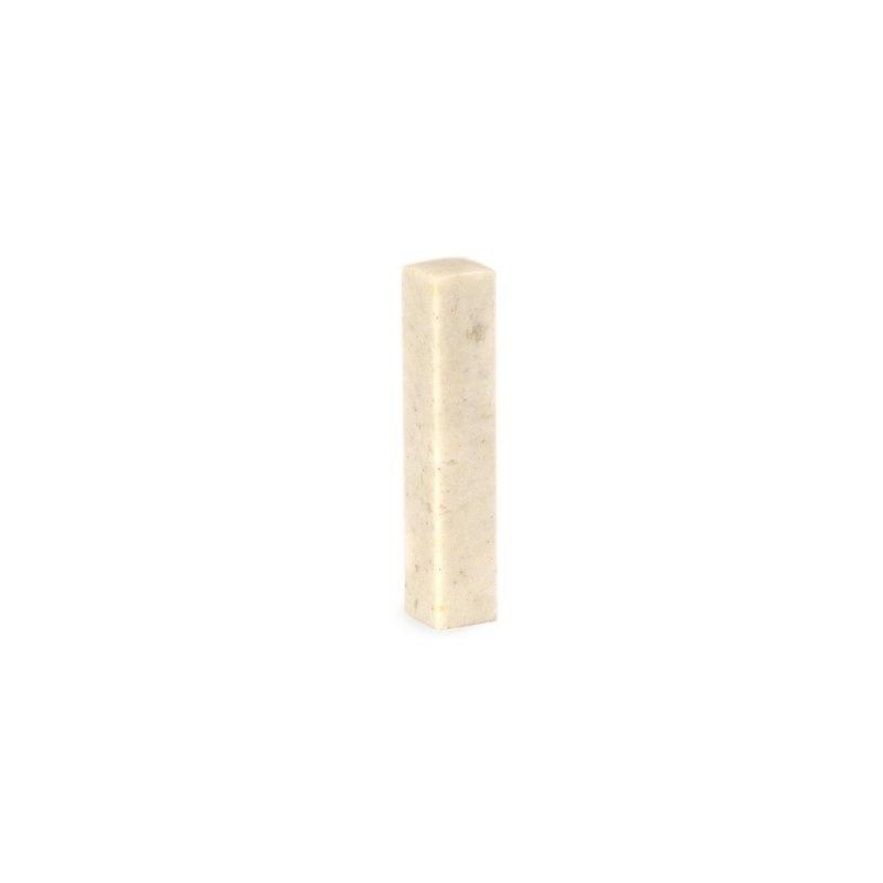 巴林石　0.9cm角　高5.0cm