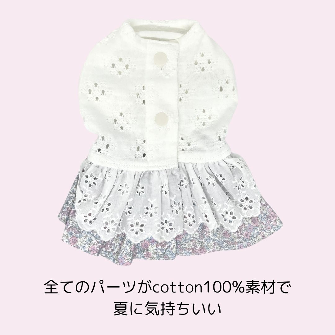 シュービーンズ ペットスタイルの犬の服 背中開き 夏 着せやすい シュービーンズ オリジナル バックオープン 小花柄 エプロン ワンピース 肌ざわりが良い かわいい おしゃれ S M L XL シニア犬 パピー 頭を通さない 背中ボタン インスタ映え｜アングル3