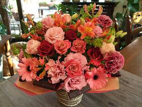 【あす楽対応】生花アレンジ・レッド系 誕生日 プレゼント 母 祖母 女性 還暦祝い 花 還暦 お祝い 楽屋花 公演 楽屋見舞い 出演祝い 開店 開業 祝い フラワーギフト アレンジメント フラワーアレンジメント 妻 結婚記念日 両親 花 退職祝い 昇進祝い 翌日