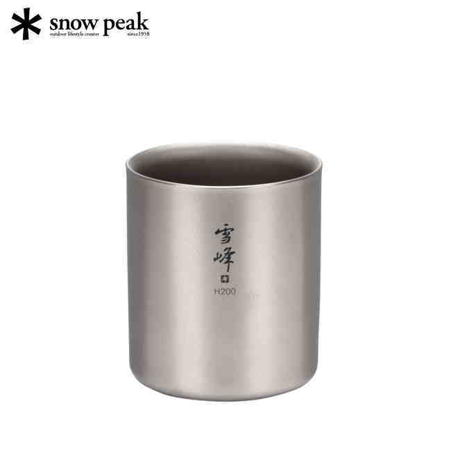 　湯呑のようなチタン製のマグカップ。 二重構造のチタン製マグ。「雪峰」のロゴをあしらい、和風な雰囲気です。Mシリーズに比べて口径が狭く、高めの作り。二重構造は保温・保冷性に優れているため、さまざまな飲み物を楽しめます。熱い飲み物を入れてもカップの淵が熱くならないので安心。 サイズ　φ67×78mm 重量　62g セット内容　本体、メッシュケース 容量　200ml 材料　チタニウム
