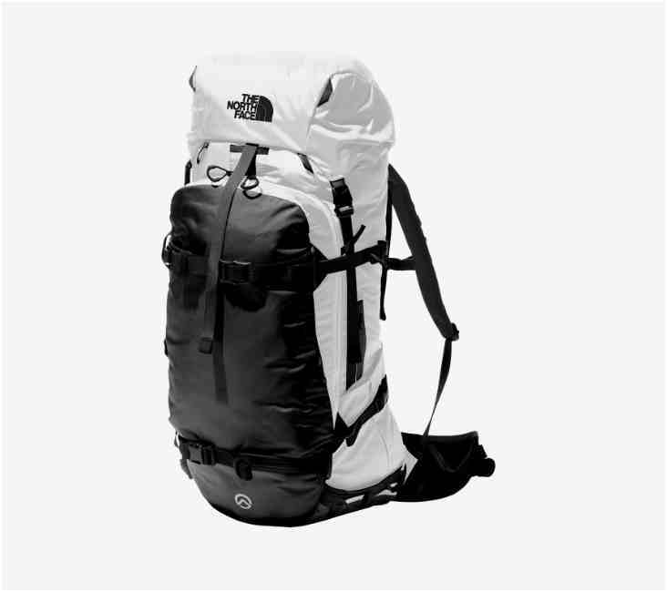 バックカントリーでの機能性を追求したスノースポーツ専用のテクニカルパックです。Chugach Guide 45は、アスリートやガイドが必要とする十分な容量をもちながら約2kgという軽量性を実現。素材には、軽量で耐久性に優れる330デニールストライプドビーナイロンをメインファブリックに使用。さらに高い強度を必要とするフロントパネルとヒップハーネスには、耐摩耗性を誇るコーデュラバリスティックナイロンを採用することで、軽さと強度のバランスを向上させています。フロントパネルには素早いアクセスが可能な大型のアバランチポケットを装備し、万が一のレスキュー活動をサポート。本体内部へは、トップからだけでなく、バックパネルの2カ所からアクセスでき、トップのスカートにはスノーシールを収納することができます。その他にも、アックス収納用ホルダーやスノーボードキャリー、スキーキャリー、ヘルメットホルダーなどを装備し、グローブ装着時も操作しやすいパーツ類で構成。スノーフィールドを限定することのない高い機能性で仕上げています。 ■Fabric　330Dストライプドビーナイロン、630Dコーデュラバリスティックナイロン ■Function　高強度、耐摩耗性の高いメインファブリックCordura／高強度の軽量アルミフレーム／取り外し、高さ調整可能なトップリッド・大型フリースライニングポケット・ケーブルホール／トップ、バックパネルからメインコンパートメントへアクセス（ディバイダー内蔵）／スノーシール収納可能なスカート／素早いアクセスを可能にしたフロントアバランチギアポケット・大きな開口部・シャベルブレード収納ポケット・3か所のシャフトスリーブ／アックスホルダー（ピック収納式）／スノーボードキャリー／スキーキャリー（Aフレーム）／サイドポケット／ヘルメットホルダー／ショルダーハーネス・ストレッチメッシュポケット（ハンドセット収納用）・ギアループ／ヒップハーネス・大型ポケット・ギアループ／ハイドレーションスリーブ ■原産国　ベトナム ■Size　M、L ■Weight　M：約1,950g、L：約2,010g ■Color　TNFホワイト、ブラック、ケイブブルー ■寸法　M：H64.5（79.5）×W29.5×D16cm、L：H68（83）×W30×D16cm ■Capacity　M：45（51）L、L：48（54）L