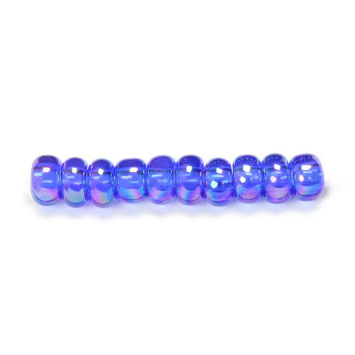 グラスビーズ、丸特小です。【 サイズ（約） 】 外径1.5mm【 入り数(約) 】 7g(約1750粒)【 加工・色名 】 玉虫／87群青【 素材 】 ガラス【 発売元 】 TOHO・外径が最も小さいビーズなので、より繊細な作品作りが楽しめます。※メール便可能です。※2020年10月2日より価格を改定しています。丸特小 玉虫／87群青 【メール便可】 グラスビーズ、丸特小です。