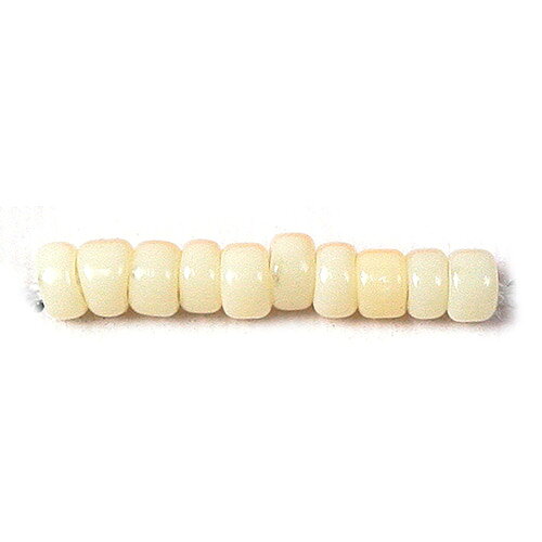 グラスビーズ、丸特小です。【 サイズ（約） 】 外径1.5mm【 入り数(約) 】 7g(約1750粒)【 加工・色名 】 ぎょく／51生成【 素材 】 ガラス【 発売元 】 TOHO・外径が最も小さいビーズなので、より繊細な作品作りが楽しめます。※メール便可能です。※2020年10月2日より価格を改定しています。グラスビーズ　丸特小 ぎょく／51生成 【メール便可】