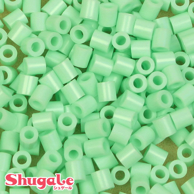 【 サイズ（約） 】 5×φ5mm(穴径2mm)【 入り数（約） 】 500粒【 材質 】 PE樹脂【 対象年齢 】 5歳以上・素材改良で、綺麗に溶ける+美しい発色とツヤ感を実現！・溶けやすくアイロンがけに必要な力が軽減＆時短＆しっかり接着して壊れにくい！・丈夫な作品に仕上がるので、曲面の作品も作りやすい♪アイロンdeビーズは、アイロンを使ってかんたんに色々な形が作れるカラフルなビーズです。プレートを使っていろんな色のビーズを並べて、好きなものを作ってみませんか？≪ 注意　≫※小さなお子様（5歳児未満）には絶対に与えないでください。ご使用後もお子様の手の届かない所に保管してください。※窒息や怪我などの危険がありますので、ビーズは口の中に入れないでください。※やけどの恐れがあります。アイロンがけは必ず保護者の方が行うようにお願いします。※スチームアイロンやスチームモードは使わないでください。※『アイロンdeビーズ』は『アイロンビーズ』『パーラービーズ』などとサイズなどの規格が多少異なります。混ぜてご使用にならないようにお願いいたします。※メール便可能です。アイロンdeビーズ　プレミアム 10-1845 ミントグリーン 【メール便可】