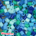 【 サイズ（約） 】 5×φ5mm(穴径2mm)【 入り数（約） 】 2000粒【 材質 】 PE樹脂【 対象年齢 】 5歳以上・素材改良で、綺麗に溶ける+美しい発色とツヤ感を実現！・溶けやすくアイロンがけに必要な力が軽減＆時短＆しっかり接着して壊れにくい！・丈夫な作品に仕上がるので、曲面の作品も作りやすい♪アイロンdeビーズは、アイロンを使ってかんたんに色々な形が作れるカラフルなビーズです。プレートを使っていろんな色のビーズを並べて、好きなものを作ってみませんか？≪ 注意　≫※小さなお子様（5歳児未満）には絶対に与えないでください。ご使用後もお子様の手の届かない所に保管してください。※窒息や怪我などの危険がありますので、ビーズは口の中に入れないでください。※やけどの恐れがあります。アイロンがけは必ず保護者の方が行うようにお願いします。※スチームアイロンやスチームモードは使わないでください。 ※『アイロンdeビーズ』は『アイロンビーズ』『パーラービーズ』などとサイズなどの規格が多少異なります。 混ぜてご使用にならないようにお願いいたします。アイロンdeビーズ　プレミアム ミックス 10-1899 ブルー系