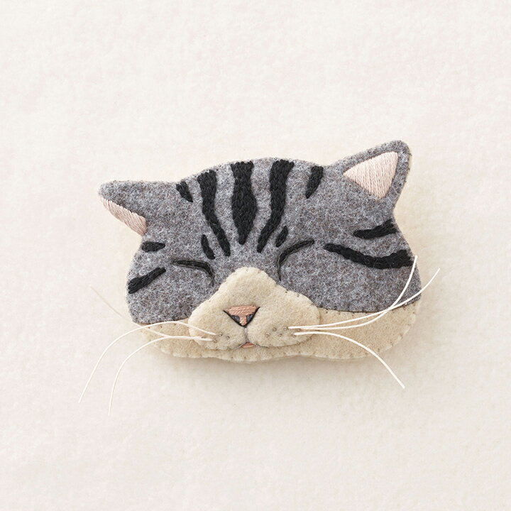 フェルトと刺繍でつくる 猫のブローチ キット シロサバ NSB-2 | フェルトキット フェルト刺繍キット ねこ 猫 ネコ しろさば 白サバ サンフェルト