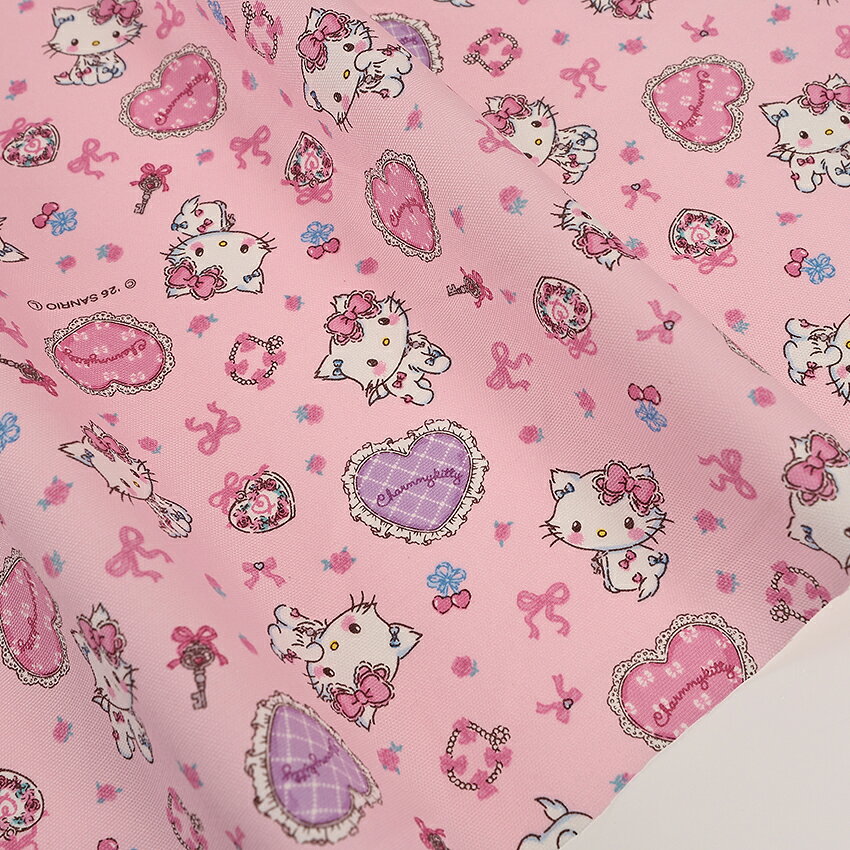 ■布幅（約）…109cm ■素材…綿100％ ■数量設定…50cm単位の切売り　（ご購入例： 数量 2 = 1m） ●生地の厚さ … 普通地 ●透け感 … ほぼなし ●生地の特徴 … スタンダードな平織のオックス素材。 中厚で丈夫です。伸縮性はなし。 しっかりとしたバッグを作るなら、裏地や接着芯をつけて。 巾着なら裏地なしでもしっかりしたものが作れます。 縫いやすく、初心者の方にも取り扱いやすいです。 ●おすすめ用途 … トートバッグ、リュックサック、ボディバッグなどのあらゆるバッグ類、ポーチや巾着、 財布などの小物、テーブルクロスやクッションカバー、 ランチョンマットやエプロンなどのキッチングッズに。 子供から大人まで幅広い世代に人気 サンリオキャラクターのファブリック チャーミングなペルシャ猫の女の子「チャーミーキティ」のかわいいオックス生地。 おとなしくて、ちょっぴりおすまし。キティちゃんがが集めているキラキラ光るものが大好き！ ハートやリボン、お花のモチーフに囲まれて、とっても嬉しそうな表情がたまらないデザインです。 ※この商品を使用した商用目的の製品化はご遠慮ください。 ※単品で1.5mまでメール便可能です。サンリオ チャーミーキティ ファンシー オックス 50cm単位【メール便可】 子供から大人まで幅広い世代に人気 サンリオキャラクターのファブリック チャーミングなペルシャ猫の女の子「チャーミーキティ」のかわいいオックス生地。 おとなしくて、ちょっぴりおすまし。キティちゃんがが集めているキラキラ光るものが大好き！ ハートやリボン、お花のモチーフに囲まれて、とっても嬉しそうな表情がたまらないデザインです。 布幅（約）109cm 素材 綿100％ スタンダードな平織のオックス素材。 中厚で丈夫です。伸縮性はなし。 しっかりとしたバッグを作るなら、裏地や接着芯をつけて。 巾着なら裏地なしでもしっかりしたものが作れます。 縫いやすく、初心者の方にも取り扱いやすいです。 トートバッグ、リュックサック、ボディバッグなどのあらゆるバッグ類、ポーチや巾着、 財布などの小物、テーブルクロスやクッションカバー、 ランチョンマットやエプロンなどのキッチングッズに。 【サンリオ】の商品一覧はこちら！