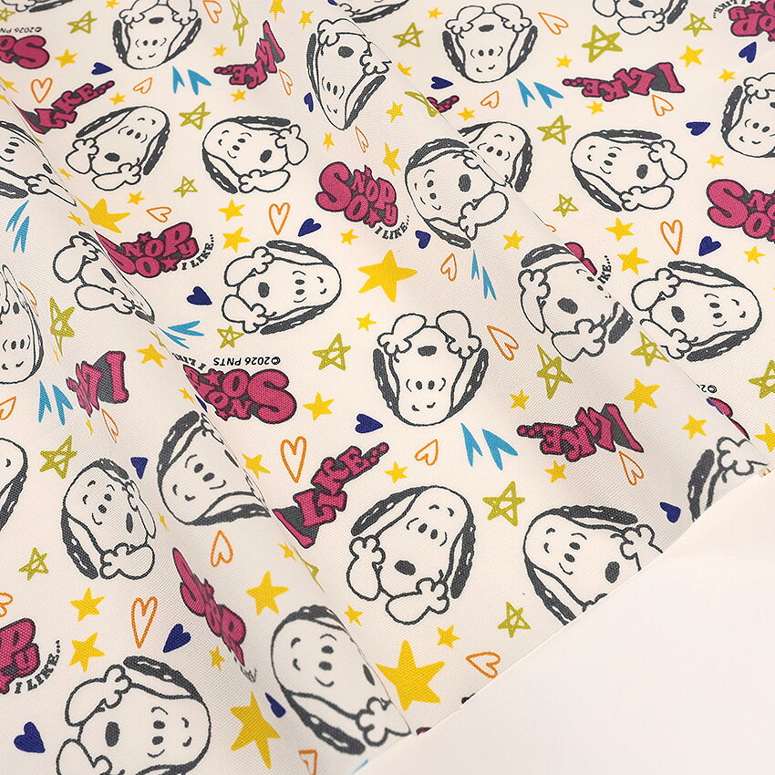 ■布幅（約）…109cm ■素材…綿100％ ■数量設定…50cm単位の切売り　（ご購入例： 数量 2 = 1m） ●生地の厚さ … 普通地 ●透け感 … ほぼなし ●生地の特徴 … スタンダードな平織のオックス素材。 中厚で丈夫です。 しっかりとしたバッグを作るなら、裏地や接着芯をつけて作るのがおすすめ。 巾着なら裏地なしでもしっかりしたものが作れます。 伸縮性はありません。 縫いやすく、初心者の方にも取り扱いやすいです。 ●おすすめ用途 … トートバッグ、リュックサック、ボディバッグなどのあらゆるバッグ類、ポーチや巾着、 財布などの小物、テーブルクロスやクッションカバー、 ランチョンマットやエプロンなどのキッチングッズにおすすめです。 世界中で愛されるコミック『PEANUTS』 スヌーピーのコミカルな表情と、ポップなカラーのハートや星がいっぱいのカラフルなデザイン。 I like…みんなの好き、自分の好きを大切に。毎日を自分らしく楽しく！ そんな前向きなメッセージが込められた、キッズも大人も楽しめるオックス生地です。 ※この商品を使用した商用目的の製品化はご遠慮ください。 ※単品で1.5mまでメール便可能です。ピーナッツ スヌーピー アイライクフェイス オックス 50cm単位【メール便可】 世界中で愛されるコミック『PEANUTS』 スヌーピーのコミカルな表情と、ポップなカラーのハートや星がいっぱいのカラフルなデザイン。 I like…みんなの好き、自分の好きを大切に。毎日を自分らしく楽しく！ そんな前向きなメッセージが込められた、キッズも大人も楽しめるオックス生地です。 布幅（約）109cm 素材 綿100％ スタンダードな平織のオックス素材。 中厚で丈夫です。 しっかりとしたバッグを作るなら、裏地や接着芯をつけて作るのがおすすめ。 巾着なら裏地なしでもしっかりしたものが作れます。 伸縮性はありません。 縫いやすく、初心者の方にも取り扱いやすいです。 トートバッグ、リュックサック、ボディバッグなどのあらゆるバッグ類、ポーチや巾着、 財布などの小物、テーブルクロスやクッションカバー、 ランチョンマットやエプロンなどのキッチングッズにおすすめです。 【スヌーピー】の商品一覧はこちら！
