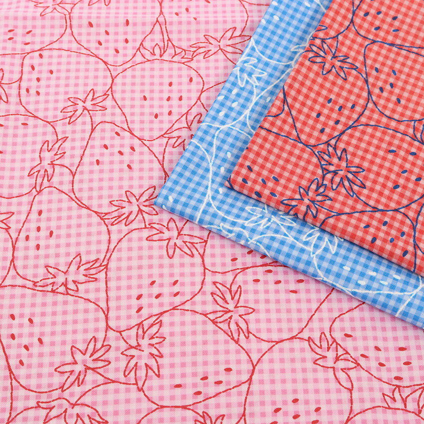 PICNIC イチゴ刺繍風ギンガムチェック 撥水加工 シーチング 50cm単位 | 切売り 切り売り 生地 布 布地 耐久撥水 汚れにくい コットン100％ はっ水加工 かわいい 入園 入学 薄手 薄地 苺 ストロベリー フルーツ柄 果物柄 チェック柄