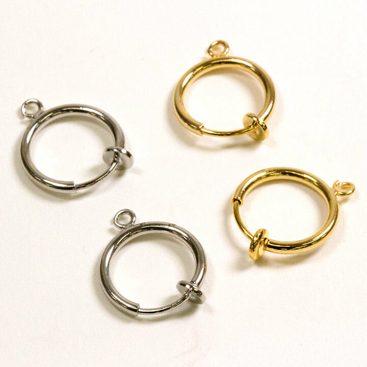 【 サイズ(約) 】12mm(カン径:2mm) 【 入数 】 1ペア 【 材質 】 真鍮 【 生産国 】 日本 【 発売元 】 藤久株式会社 着けるとフープピアスのように見えるイヤリング金具です。 下部にカンがついており、カンに切れ目が入っていますので、そのまま開いてパーツをつなぐことができます。 従来より価格を抑え、お求めやすくなっております。 国産の品質の良いパーツです☆ ※トーカイグループオリジナル!インターネットで購入できるのは、当社Webショップだけです! ※メール便可能です。イヤリング金具 カン付フープ G 1ペア【メール便可】