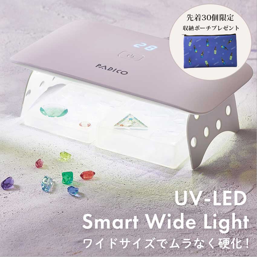 LED18灯、大きめサイズでパワフルに照射できるレジンに最適なライト。 ■サイズ（約）…170×265×25mm（パッケージサイズ） 229×136×18mm（本体サイズ） ■スタンドの高さ（約）…58mm ■照射範囲…210×140×50mm ■本体重量…53g ■波長数…405nm+365nm ■材質…ABS、PC ■対応電源出力…DC5.0V=2.1A〜3.0A ■セット内容…UV-LEDスマートワイドライト（本体）、USBケーブル（長さ1m）、保証書（購入時より6ヶ月保証） ■発売元…パジコ 403388 ・18個のUV-LED搭載で、レジンがムラなくしっかりと硬化します。 ・紫外線（365nm）とLED（405nm）の2つの波長に対応したハイブリット照射器。 ・照射範囲がハンディライトの約4倍と広く、大きなモールドにも対応できる。 ・薄さ18mm（スタンド収納時）のタブレット型で収納も便利。 ・収納タイプのスタンド付きで、据置でも使用できる。 ・30秒と60秒のデジタルカウンター付きタイマー。 ※LEDの光が通常の青色とは異なり黄色に発光するため、光を強く感じることがあります。 ※メール便可能です。 メーカー希望小売価格はメーカーカタログに基づいて掲載していますパジコ UV-LEDスマートワイドライト 403388 PADICO【メール便可】 【レジン液】一覧はこちら！