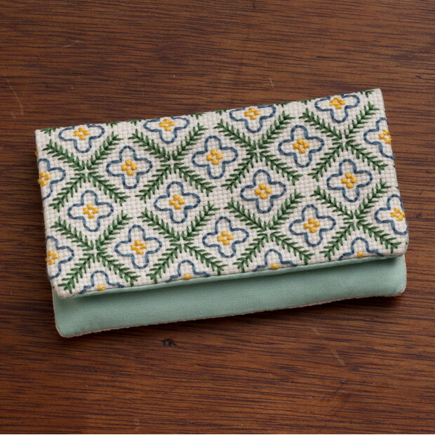 刺繍 キット COSMO（ルシアン） 地刺しキット カードケース 青い花とラティス 【メール便可】