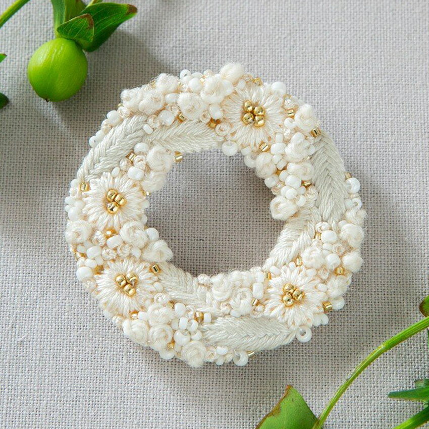 K.omonoさんの刺繍アクセサリーキット hanabatake ブローチ white | 刺繍キット コモノ 花畑ブローチ キット リース 白 ビーズ刺繍キット 手芸キット ガーリー