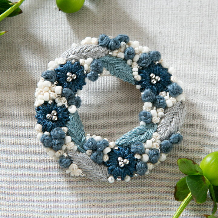 K.omonoさんの刺繍アクセサリーキット hanabatake ブローチ blue | 刺繍キット コモノ 花畑ブローチ キット リース 青 ビーズ刺繍キット 手芸キット ガーリー