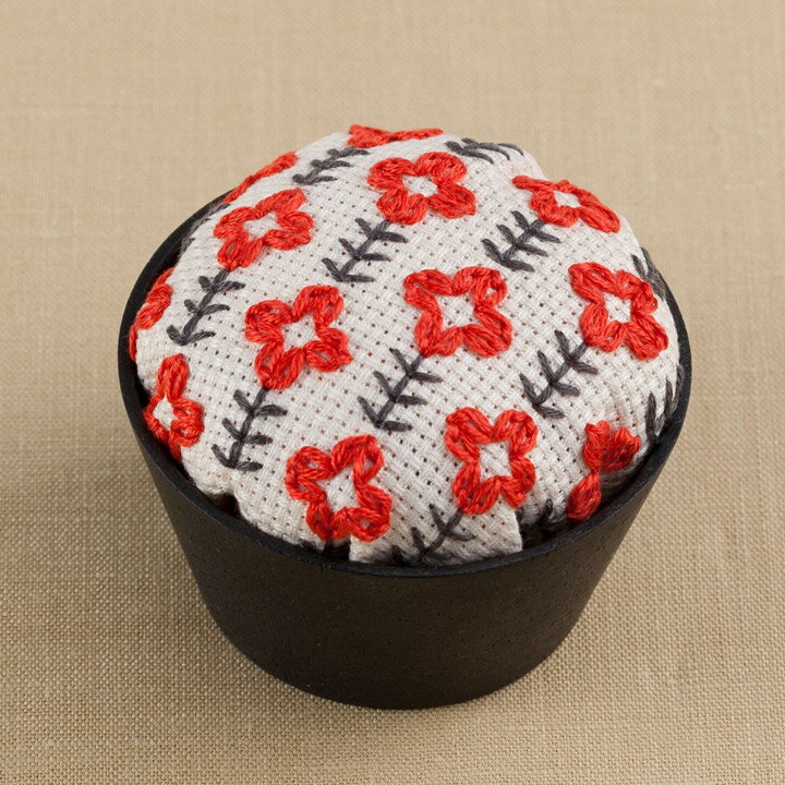 刺繍 キット COSMO（ルシアン） 地刺しキット ウッドボウルピンクッション 赤い花