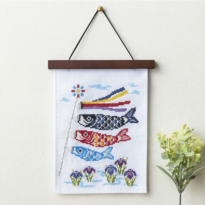 暮らしが華やぐ季節のたのしみ 「5月 晴天のこいのぼり」 クロスステッチキット 22.5cm×18cm タペストリー 木製ウォールバー付き 522304 (取り...