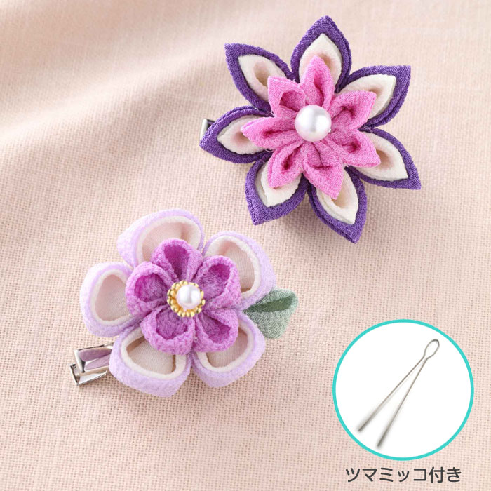 ちりめんで作る、愛らしいつまみ細工のシリーズです☆お花のブローチは1キット2ヶ入りで、「丸つまみ」と「剣つまみ」の形の違うを作ることができます。日本の古き良き時代を感じられる商品です。つまみ細工専用器具の『ツマミッコ』が入っていますので、上手に活用しながら仕上げましょう。●キット内容:ちりめん、座金、ブローチピン、パールビーズ、ツマミッコ(TM-280)●用意するもの:ボンド(TM-200)、はさみ、ものさし●サイズ(本体):約縦4cm×横4cm●ホビータイム:約30分(1ヶ)●入数:2ヶSNS投稿でおすすめのハッシュタグ#ハンドメイド#手芸キット#手芸#手作りキット#手づくりキット#昔ながらの手芸#パナミ#タカギ繊維#高木繊維#高城繊維#handmade※当キットは完成品ではございません。※完成品と間違われてご購入されないようご注意下さい。取り寄せ品の場合、返品はお受けできかねます。※この商品だけでメール便発送する場合6個入ります。(別のアイテムもご注文の場合はメール便に入りきらない場合がございます)メール便で7個以上ご購入の場合は分けてご注文下さい（一度にご注文いただくと、当店メール便規定サイズにオーバーしますので送料がかかります。メール便送料はご注文回数に応じて追加されます。）「配送についての詳細はこちら」cd619061　手芸キット ツマミッコで作るつまみ細工　お花のブローチキット(赤) 七五三、卒業式にも　LH-378749円　（税別・送料別）手芸キット ツマミッコで作るつまみ細工　お花のブローチキット(ピンク) 七五三、卒業式にも　LH-380705円　（税別・送料別）手芸キット 京ちりめん つまみ細工 花束のブローチキット(紫) 七五三、卒業式にも　LH-124705円　（税別・送料別）手芸キット 京ちりめん つまみ細工 お花のかんざしキット(赤) 七五三、卒業式にも　LH-125837円　（税別・送料別）手芸キット 京ちりめん つまみ細工 お花のかんざしキット(黄) 七五三、卒業式にも　LH-126837円　（税別・送料別）手芸キット 京ちりめん つまみ細工 くす玉のかんざしキット(赤) 七五三、卒業式にも　LH-127837円　（税別・送料別）手芸キット 京ちりめん つまみ細工 くす玉のかんざしキット(パステル) 七五三、卒業式にも　LH-128705円　（税別・送料別）手芸キット 京ちりめん つまみ細工 花束のブローチキット(ピンク) 七五三、卒業式にも　LH-123705円　（税別・送料別）