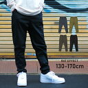 Style 143cm/28kg 148cm/29kg 148cm/29kg 143cm/28kg ※完売アイテムや販売開始前アイテムに関してはリンク切れの場合がございます。ご了承ください。 Monitor Model Color Variations Detail 【 item info 】 ストレッチサルエルパンツ。 キッズに毎年人気のサルエルパンツです◎ かなり深めの股上ですが、膝下から裾にかけて細く仕上げているので野暮ったさのないキレイなラインです。 ベーシックなバックポケットデザインなど全体的にシンプルにまとめることで、普段サルエルパンツを履いたことのない方にもオススメのパンツです。 【 color 】Black / Charcoal / Indigo / Khaki 【 size(cm) 】120 / 130 / 140 / 150 / 160 / 170 size/cm ウエスト 総丈 股下 120 48 70 41 130 50 77 48 140 52 84 54 150 55 91 60 160 58 98 66 170 61 105 72 ■サイズは平置き計測です。若干の誤差が生じますので、ご了承ください。 サイズ感 大き目 少し大きめ 普通 少し小さめ 小さめ 生地感 厚め 普通 薄い 【 material 】(本体) 綿70% ポリエステル25% ポリウレタン5% 【 producer country 】 中国 【 商品リニューアル日 】 2023年2月2日