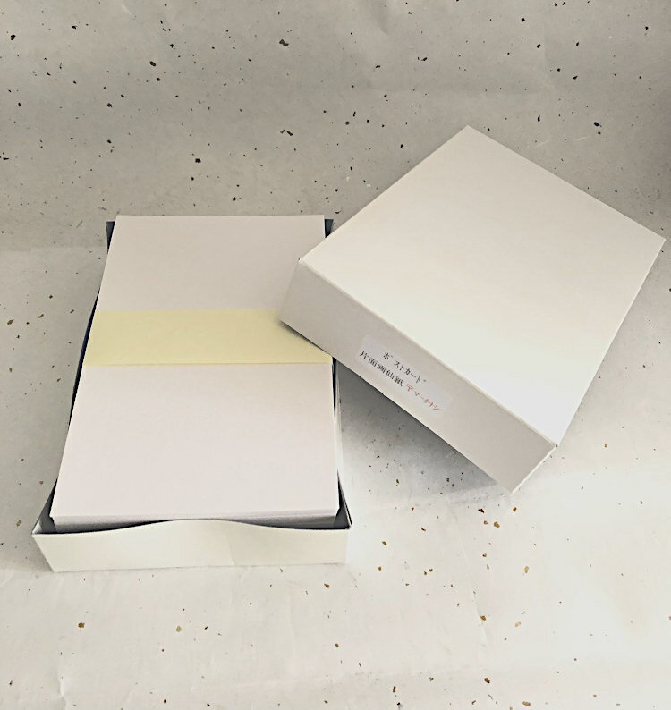 ひとこと 郵便枠、切手貼付け枠がないタイプとなります。 紙色は白く、片面画仙紙で表面は洋紙でボールペンでも書き良いです。 商品サイズ：148×100mm 商品重量：約440g *ゆうパケット配送不可！ *詳しいサービス内容は上記ロゴをクリックして下さい。&nbsp;