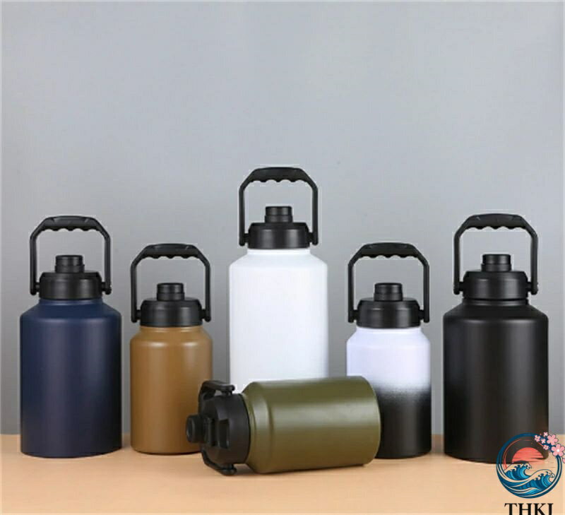 【全品2点で5%OFF】2024新型スポーツボトル 水筒 直飲み 注ぎ飲み 真空断熱 保冷専用 キャンプ 水筒 ボトル 大容量 水筒 スポーツ 水筒 魔法瓶 氷 水筒 保冷 水筒 ウォータージャグ 64oz 128oz 真空二重構造 漏れなし 大容量 水筒 広口で