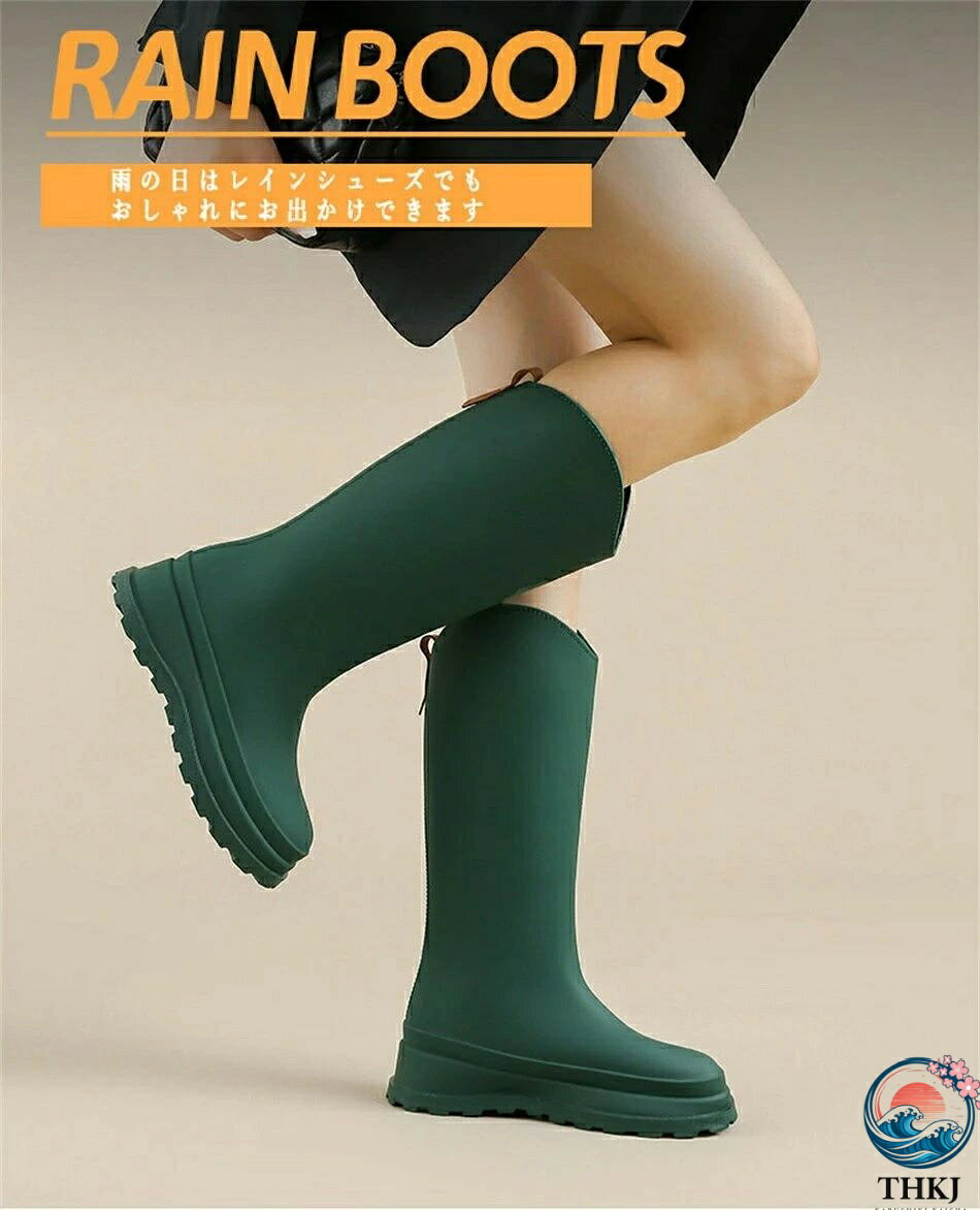 材質：PVC カラ：写真通り サイズ：23.2cm〜25．8cm 梅雨の季節や突然の雨にも対応できる、スタイリッシュなレインシューズをお探しですか？このロング丈のレディース長靴は、あなたの日常を快適に保ちます。柔らかい素材で作られており、長時間の歩行でも疲れにくい設計です。完全防水機能を備えているため、雨や雪、台風の日でも足元をしっかり守ります。防滑性に優れた厚底ソールは、滑りやすい路面でも安心して歩けるようサポートします。 シンプルでおしゃれな無地デザインは、通勤や通学はもちろん、アウトドアシーンにもぴったり。簡単に着脱できるので、急な天候の変化にも素早く対応可能です。さらに、新作として登場したこのレインシューズは、機能性だけでなくファッション性にも優れており、どんな装いにもマッチします。雨の日が待ち遠しくなるような、そんな一足をぜひお試しください。