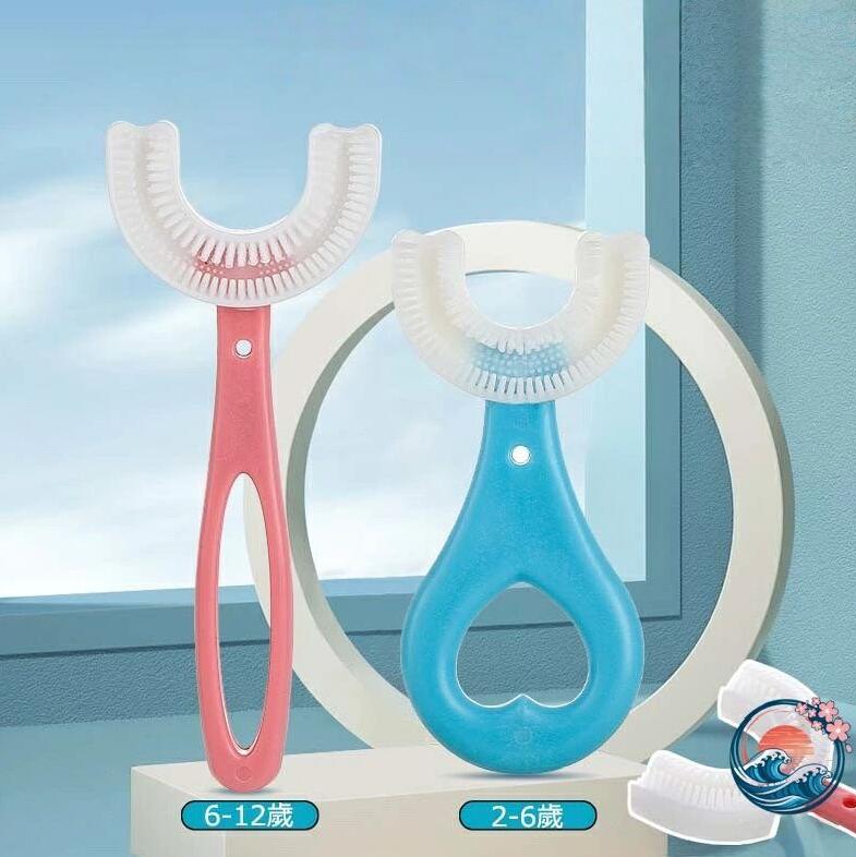 【商品番号】y759743 【カラー】ブルー(5本)、ピンク(5本)、ブルー(10本)、ピンク(10本) 【商品特徴】 ◆ 素敵なU字型のデザインで、子供たちはそれを気に入り、良い習慣を身につけるのに役立ちます。 ◆ 45 度の角度でブラッシングすると、お子様の歯を傷つけることなく安全に磨くことができます。 ◆ 食品グレードのシリコンとPPで作られており、適切な柔らかい素材で、臭いがなく、有害な成分を含まず、子供をしっかりと保護できます。 ◆ U字型の子供用歯は、お子様が正しい歯磨きの方法を学び、健康な口腔を保つのに役立ちます。