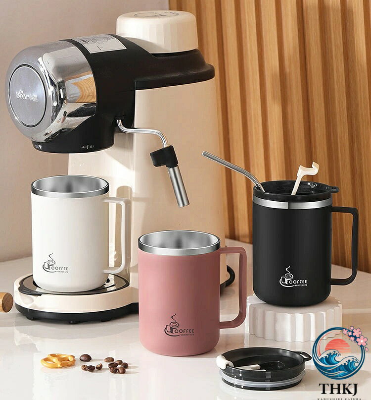 製品説明： 一杯一杯のコーヒーを、最高のひとときでお楽しみください！この304ステンレススチール製コーヒーカップは、漏れ防止設計と美しい外観を兼ね備え、現代の生活に合わせてデザインされています。オフィス、車内、キャンパスなど、いつでもどこでもお気に入りのドリンクをお楽しみいただけます。優れた断熱性能により、飲み物を最適な温度に保ち、やけどの心配もありません。この高品質な304ステンレススチール製マグカップで、ワンランク上のドリンク体験をお楽しみください！ 製品の特徴： 304ステンレススチール製は耐久性があり、錆びにくいため、コーヒーカップを長く新品のようにお使いいただけます。 独自の漏れ防止構造により、持ち運び中にこぼれる心配がなく、職場でも旅行でも安心して持ち運べます。 スタイリッシュでシンプルなデザインは、様々なシーンにマッチし、オフィスでのコーヒーカップや学生向けの高級ストローカップに最適です。 断熱二重壁設計により、熱伝導を効果的に防ぎ、指を火傷から守り、温かい飲み物を手軽にお楽しみいただけます。 車内で持ち運び可能なデザインは、様々なシーンに適しており、いつでもどこでもコーヒーを楽しむことができ、忙しいライフスタイルにぴったりです。製品説明： 一杯一杯のコーヒーを、最高のひとときでお楽しみください！この304ステンレススチール製コーヒーカップは、漏れ防止設計と美しい外観を兼ね備え、現代の生活に合わせてデザインされています。オフィス、車内、キャンパスなど、いつでもどこでもお気に入りのドリンクをお楽しみいただけます。優れた断熱性能により、飲み物を最適な温度に保ち、やけどの心配もありません。この高品質な304ステンレススチール製マグカップで、ワンランク上のドリンク体験をお楽しみください！ 製品の特徴： 304ステンレススチール製は耐久性があり、錆びにくいため、コーヒーカップを長く新品のようにお使いいただけます。 独自の漏れ防止構造により、持ち運び中にこぼれる心配がなく、職場でも旅行でも安心して持ち運べます。 スタイリッシュでシンプルなデザインは、様々なシーンにマッチし、オフィスでのコーヒーカップや学生向けの高級ストローカップに最適です。 断熱二重壁設計により、熱伝導を効果的に防ぎ、指を火傷から守り、温かい飲み物を手軽にお楽しみいただけます。 車内で持ち運び可能なデザインは、様々なシーンに適しており、いつでもどこでもコーヒーを楽しむことができ、忙しいライフスタイルにぴったりです。