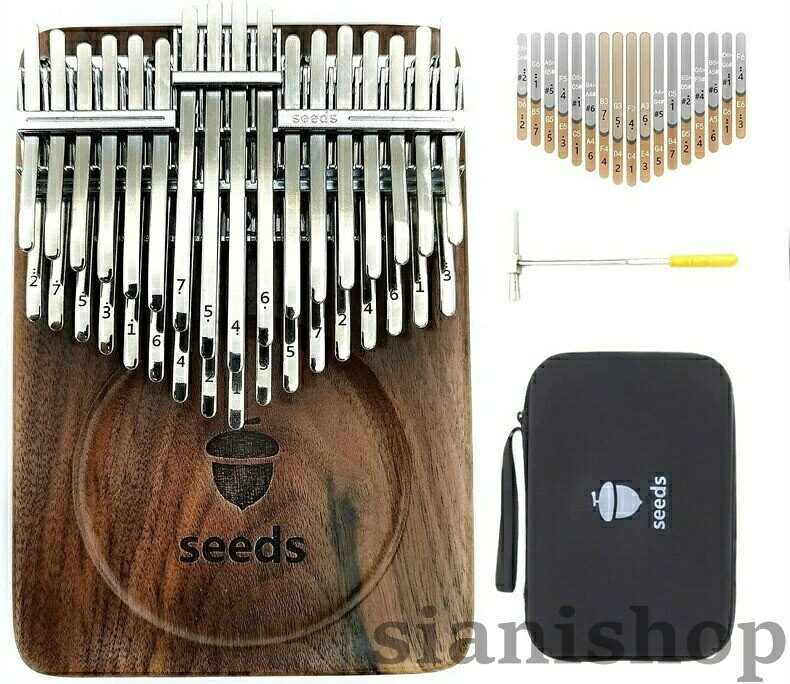【商品について】キー数:34keysseedsは唯一の二段デザイン、PCT(Patent Cooperation Treaty)の国際特許を申し込みしてます。seedsは調音ハンマーで簡単に調音できます。これは伝統を破る最先端のデザインです。ペンチでチューニングする不器用な方法をあきらめました。二段の34音の特別なデザインにより三つのカリンバが同時に演じることを感じることができます。上は半音階、ピアノブラックキーに似ているような機能でオクターブを演じることができます、音域が普通のカリンバより幅広くなります。下のキーボードは標準のC調にマッチしています。また、通常17音の上に半音階を追加されたので、34音の2層カリバーは伝統的な17音と21音カリンバより音域が豊かにしています。カリンバ自体ただ2.5センチの厚さがあって、大きさは通常の17音カリンバと同じです。カリンバの周りはよく磨かれていて、手持ちしやすい。メーカー側の意匠変更により、予告なく外観上のデザイン カラー 仕様 製品包装等が変わる場合がございます。【注意事項】※画像はご覧になっているモニターやPCなどの環境により、実物と多少カラーが異なる場合がございます。※ページに記載の通りですが、製造時期や改良などによって仕様が若干異なる場合がございますので何卒ご了承下さい。※色味やサイズが異なるなどのクレームはご対応致しかねますので、ご了承ください。※商品のサイズは採寸方法によって、若干な誤差が生じる場合はあります。ご了承ください。※こちらの対応と商品について何かご不満がありましたら、「レビュー」を付ける前に一度ショップとご連絡してお願いいたします、ショップの誠意を持って最後まで対応させていただきます。【品質保証】34音 カリンバ 初心者向け 二段の半