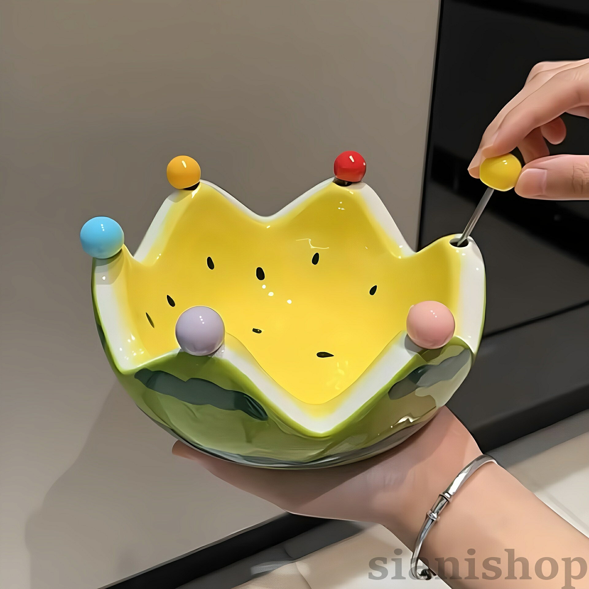 商品情報特徴素材セラミックサイズ-安心サポート返品・交換ご了承いただけますようお願い申し上げます。注意事項陶磁器製 フルーツボウル フルーツ皿 フォーク付き スイカデザイン かわいい デザートボウル 大容量 卓上 食器 ポップデザインスイカモチーフが可愛い陶磁器フルーツボウル。フォーク付きで使いやすく、果物やお菓子をおしゃれに盛り付け。食卓を明るく彩るインテリア食器。5陶磁器製 フルーツボウル フルーツ皿 キッチン用品 食器 調理器具 豊富な品揃え イエロー レッド
