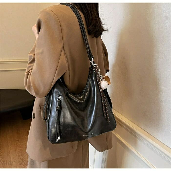 商品情報素材合皮サイズ横29cm×高さ28cm×マチ11cm重さ約430g原産国中国注意※写真の撮り方や光の当て具合、モニターの発色具合によって若干色合いが異なることがございますのでご了承ください。※サイズは当店平置き実寸サイズです。実際のサイズと多少の誤差が生じる場合がございます。トートバッグ リュックにもなる 2way レディース 大きめ a4 通勤バッグ 3way ショルダートートバッグ リュックにもなる 2way5トートバッグ リュックにもなる 2wa バッグ レディースバッグ ハンドバッグ 人気 ブラック ブラウン コーヒー色