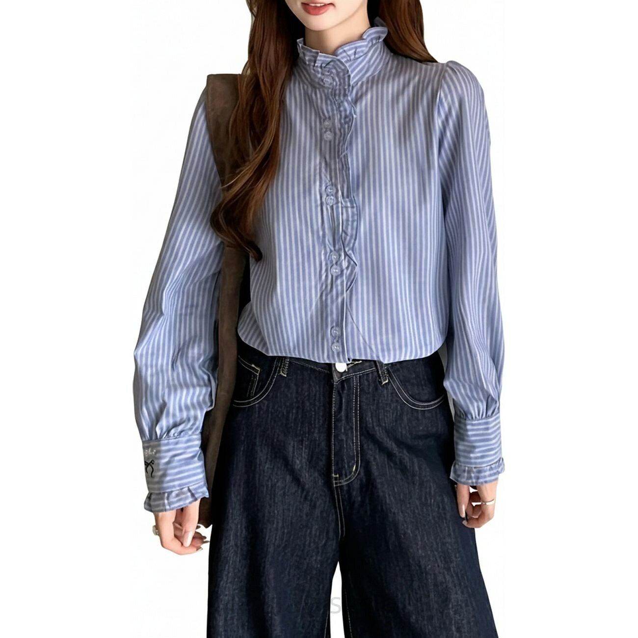 説明【商品紹介】◆[M] バスト:108 着丈:70 / [L] バスト:112 着丈:71 / [XL] バスト:116 着丈:72 / [2XL] バスト:120 着丈:73◆【フレンチシックなデザイン】爽やかなブルーストライプに、顔周りを華やかに彩るフリルのハイネックが特徴的な一着です。洗練されたフランス風のスタイルを演出し、一枚で主役級の存在感を放ちます。袖口の繊細な刺繍がアクセントになり、大人の女性の可愛らしさと上品さを絶妙なバランスで引き立ててくれます。◆【体型カバーを叶えるシルエット】ゆったりとしたルーズフィットなサイズ感で、気になるボディラインを自然にカバーします。縦のラインを強調するストライプ柄との相乗効果により、スッキリとした着痩せ効果も期待できます。こなれ感のあるリラックスした着こなしが可能で、長時間の着用でも窮屈さを感じさせません。◆【至福の肌触りと快適な着心地】肌に優しく馴染む柔らかい素材を採用しており、秋の季節に最適な通気性と軽やかさを兼ね備えています。袖口には大人可愛いリボン刺繍が施されており、手元を動かすたびにさりげないフェミニンさを演出。ディテールにまでこだわった作りが、日常のコーディネートを格上げします。◆【優れた耐久性と高い汎用性】丁寧な縫製で仕上げられており、洗濯を繰り返しても型崩れしにくい高品質な仕様です。デニムと合わせたカジュアルスタイルはもちろん、スラックスやスカートと合わせればオフィスシーンにも対応可能。飽きのこないクラシックなデザインは、トレンドに左右されず長くご愛用いただけます。【洗濯の注意事項】ブラウス レディース 長袖 ストライプ トップス シャツ ブラウス 超目玉商品 M L XL 2XL