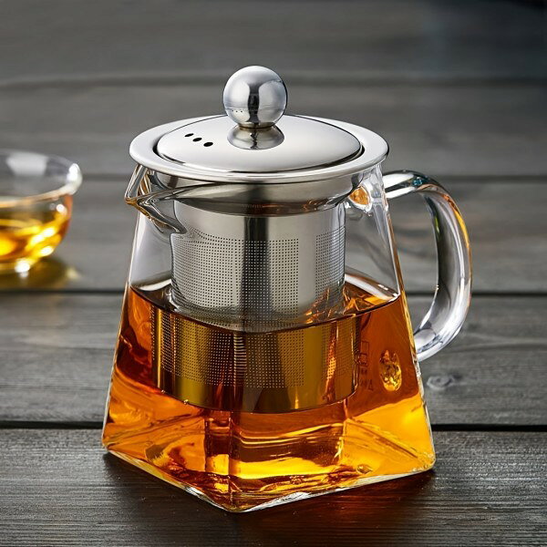 【商品説明】 茶芸の楽しさを存分に味わえる、本格的な耐熱ガラスポット。 高硼珪（ほうけい）ガラス製のボディは急激な温度変化にも強く、茶葉の動きや美しい色合いを目で楽しみながらお茶が淹れられます。 ステンレス製の微細フィルターが茶葉のカスをしっかりキャッチ、すっきりとした口当たりに仕上げます。 【主な特徴】 ・高硼珪ガラス製：耐熱-20°℃-150°℃、直火や氷水での急冷にも対応可能 ・ステンレス微細フィルター：0.5mm以下の微細孔で茶葉のカスをしっかりブロック ・多機能デザイン：抽出からサーブまで、一本でこなせる便利な設計 ・簡単お手入れ：広口設計で洗いやすく、清潔を保てる ※注意: 照明やディスプレイ効果により、色にわずかな違いが生じる場合があります。 ※手動測定による寸法にはわずかな誤差があるかもしれません。ご理解いただきありがとうございます！
