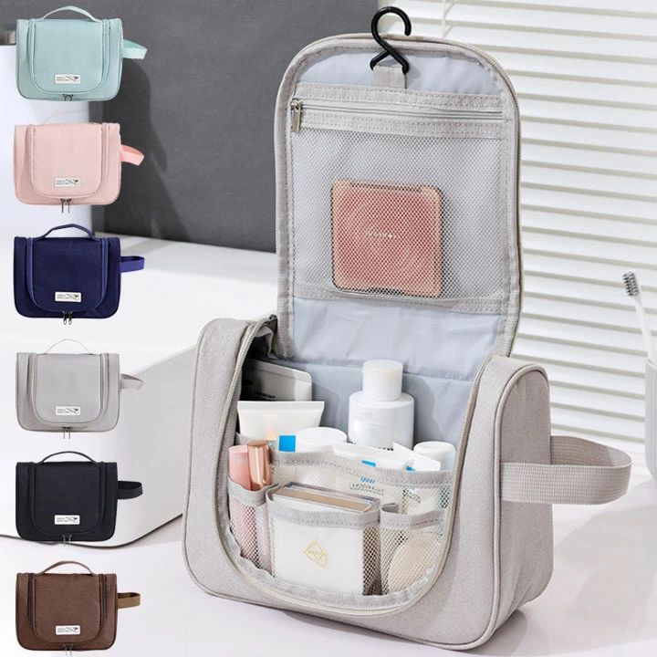商品内容：トラベルポーチ 素材：ポリエステル カラー：イエロー、ブラック、カーキ、ネイビー、ピンク、グリーン 生産国：中国 【注意事項】 ※海外製品の為、実寸が多少異なる商品も御座います。 1、PC環境・光の具合により、色や素材のイメージが写真と若干異なる場合がございます。 2、商品写真はできる限り実物の色に近づけるよう加工しておりますが、 お客様のお使いのモニター設定、お部屋の照明等により実際の商品と色味が異なる場合がございます。 3、採寸については慎重に行っておりますが、前後1-3cm程度の誤差はご容赦いただけますようお願い致します。 4、こちら未開封品に限り返品可能となります。（返送時送料はお客様にご負担頂いております）