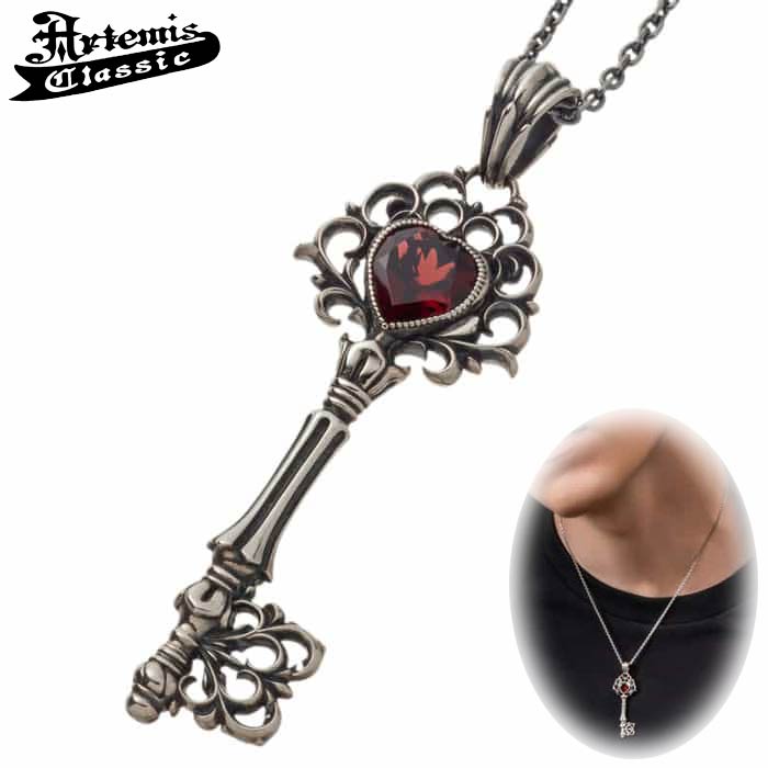メンズシルバーアクセサリーブランド「ArtemisClassic(アルテミスクラシック)」2023AW Collection北欧神話に登場する愛と美の女神「フレイヤ」の名がつけられた鍵のシルバーペンダント。大きなハート型のガーネットは、愛と美を表現しており、その深紅の輝きが美しさを引き立てます。この鮮やかな石がアンティーク調のデザインと見事に調和し、エレガントな雰囲気を放っています。鍵のモチーフは新たな扉を開く力や可能性を象徴し、持つ人に幸運をもたらすと言われています。アンティーク感のある緻密な細工が、洗練された雰囲気を一層引き立てます。※チェーンは別売りです。●スペック素材シルバー925/ガーネット縦55mm(バチカン含み)横18mm厚5mm重7.2g※お使いいただいている液晶モニターにより実際の商品と色味が異なって見える場合がございます。予めご了承ください。【納期目安】お取り寄せ/通常4〜7日程度※メーカー欠品の場合、商品仕上がり次第、ご注文順でのお届けとなります(納期が遅れる場合は別途ご連絡いたします)。★名古屋発、シルバーアクセサリーのセレクトショップ　Sies Rosso(シーズ ロッソ)です。日本のシルバー作家さんをメインに、『丁寧に、想いを込めて製作したシルバー作品』をお届けいたします。シルバーアクセサリーはすべてハンドメイドによる製作のため、機械による大量生産ができません。仕上がりまでに多くの工程を必要としますので、お届けまでにお時間をいただく場合がございます。お待たせをしてしまいますが、その分、大切にご愛用いただければ幸いです。■こんな方におすすめです ： 友達 友人 知人 パートナー 恋人 彼氏 旦那 夫 息子 兄弟 彼女 妻 娘 姉妹■性別・年代 ： 男性 メンズ 女性 レディース ユニセックス 10代 20代 30代 40代 50代 60代 高校生 大学生 社会人■デザイン・イメージ ： おしゃれ シンプル カジュアル スタイリッシュ スマート 存在感 きれいめ かっこいい かわいい ビジュアル系 V系 ヴィジュアル系 コスプレ ロック ハード系 フェミニン ファッション バンド ストリート 都会派 ■特徴 ： ハンドメイド 手作り ブランド 人気 トレンド 老舗ブランド 国内ブランド 日本ブランド BRAND■シーン・用途 ： ギフト プレゼント 贈り物 記念日 誕生日 バースデー クリスマス Xmas バレンタインデー ホワイトデー ご褒美 自分用 お礼 お返し 入学祝い 卒業祝い 就職祝い 成人式 父の日 母の日 結婚式 二次会 パーティー フェス ライブ お出かけ デート イベント セレモニー デイリー オフィス 特別■対応サービス ： ラッピング無料 ギフトラッピング■カテゴリ ： アクセサリー Accessory ネックレス Necklace ペンダント Pendant ジュエリー Jewelry 装飾品 首飾り-ArtemisClassic-シルバーアクセサリーブランド アルテミスクラシック商品詳細素材シルバー925/ガーネットサイズ縦 55mm(バチカン含み)、横 18mm、厚 5mm、重 7.2g仕様北欧神話に登場する愛と美の女神「フレイヤ」の名がつけられた鍵のシルバーペンダント。大きなハート型のガーネットは、愛と美を表現しており、その深紅の輝きが美しさを引き立てます。この鮮やかな石がアンティーク調のデザインと見事に調和し、エレガントな雰囲気を放っています。鍵のモチーフは新たな扉を開く力や可能性を象徴し、持つ人に幸運をもたらすと言われています。アンティーク感のある緻密な細工が、洗練された雰囲気を一層引き立てます。※チェーンは別売りです。ご注意事項◆ご注文前に必ずご確認下さい◆※ご覧頂くモニター環境により、色合いに若干の誤差が出ます。※表記サイズはスタッフによる実寸となります為、測り方により誤差が出る場合がございますので、予めご了承下さいませ。※アイテムによって付属しないものや、付属品の仕様が予告なく変更される場合がございます。※アクセサリーはとてもデリケートな商品です。強く引っ張ったり擦ったり等、強い衝撃を受けますと破損する場合がございますので、 お取り扱いには十分ご注意下さいませ。