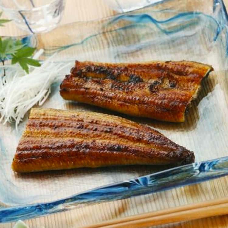 国産のうなぎをお茶とかつおダシ効かせた特製タレでじっくりと焼き上げました。■配送不可地域：離島は配送不可■温度帯：冷凍■原材料名／食品添加物：●うなぎ(国内産・養殖)、醤油(小麦・大豆を含む)、発酵調味料、水あめ、砂糖、昆布だし、でん粉、鰹節だし、緑茶、貝殻抽出エキス■保存方法：要冷凍(-18°C以下)で保存してください■賞味期限：出荷日より35日■規格：120g×4■サイズ(mm)：345×255×155■ギフト対応：・ギフト包装：×・二重包装：〇・熨斗対応：〇・のし表書き：〇・のし名入れ：〇■発送の目安(販売元より直送)：ご注文後（決済確認後）、5営業日以内の発送予定。■用途 自宅用 ご自宅用 家庭用 家使い バーベキュー BBQ ホームパーティー 誕生会 クリスマス会 ハロウィンパーティー 女子会 食事会 集まり 軽食 ブランチ 朝食 朝ごはん 昼食 昼ごはん 夕飯 夕ご飯 夜ごはん 晩ごはん 夜食 作り置き お弁当 おかず 自炊 晩酌 酒の肴 酒のあて つまみ 飲み会 自宅飲み 宅飲み 家飲み ごはんのおとも ご飯のお供 洋食 和食 中華 イタリアン フレンチ カレー 寿司ネタ お茶漬け おにぎり サラダ■対象 家族 ご家族 ファミリー 大家族 大人数 核家族 小人数 ひとり暮らし 一人暮らし 二人暮らし 夫婦 パートナー カップル 単身赴任 大人 おとな 子供 子ども こども 小学生 中学生 高校生 大学生 学生 社会人 友人 お友達 ママ お母さん 母親 奥様 奥さん 妻 おばあちゃん おばあさん 祖母 パパ お父さん 父親 夫 旦那さん おじいちゃん おじいさん 祖父 みんな 皆様■その他 お取り寄せ お取り寄せグルメ 販売元より直送 メーカーより直送 冷凍 お寿司 どんぶり 丼 定食風 焼くだけ 炒めるだけ 煮こみ 焼き しゃぶ 簡単 お手軽 簡単調理 時短 便利 常備 アイデア次第 アイデアレシピ アレンジ カット済 本格的 大容量 満腹セット 満足セット 贅沢 ごちそう ご馳走 醤油 塩 タレ ヘルシー 業務用サイズ リピート リピーター ガッツリ どっさり ちゃちゃっと パン うどん 白米 白飯 ごはん ビール お酒 日本酒 焼酎 ワイン ハイボール チューハイ 炭酸飲料 お茶 ソフトドリンク コーラ ジュース ノンアルコール 小腹が空いたとき 仕事が忙しいとき 急な来客がきたとき 主婦の味方 主夫の味方■カテゴリ 食品 魚介類 水産加工品 魚卵 海鮮 珍味 乾き物 海の幸国産のうなぎをお茶とかつおダシ効かせた特製タレでじっくりと焼き上げました。■配送不可地域：離島は配送不可■温度帯：冷凍■原材料名／食品添加物：●うなぎ(国内産・養殖)、醤油(小麦・大豆を含む)、発酵調味料、水あめ、砂糖、昆布だし、でん粉、鰹節だし、緑茶、貝殻抽出エキス■保存方法：要冷凍(-18°C以下)で保存してください■賞味期限：出荷日より35日■規格：120g×4■サイズ(mm)：345×255×155■ギフト対応：・ギフト包装：×・二重包装：〇・熨斗対応：〇・のし表書き：〇・のし名入れ：〇■発送の目安(販売元より直送)：ご注文後（決済確認後）、5営業日以内の発送予定。●この商品は販売元からの直送にてお届けいたします。※ご注文後のキャンセル、お届け先の変更はお受けできません。【返品について】商品が良品であった場合、いかなる理由でも返品はできないものとします。下記の項目に当てはまるものを除く場合は、無料にて返品・交換を承ります。●開梱・開封した商品/イメージと違う/大口注文の商品/商品破損があった商品/その他販売元が返品を受け取ることができないと判断する相当の事由を有する商品※当店へ事前連絡ないまま返品、廃棄された商品については対応できません。※商品到着から翌営業日の営業時間内に破損状況や不良状況が分かる写真を添えてご連絡ください。追ってご返送方法をお知らせいたします。