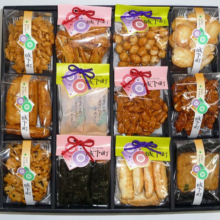 埼玉 七越製菓 城下町 12袋 おかき あられの詰め合わせ 彩り鮮やかなおかき あられの詰め合わせです 四季を通じてお遣いいただけます お歳暮 お中元 ご進物 ギフト 贈り物に最適 ※離島は配送不可