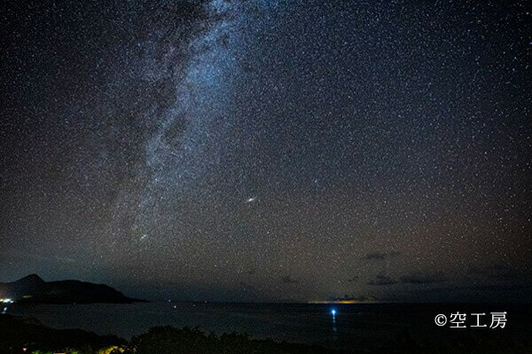 フォトカード 「天の川とアンドロメダ」星・月・夜景風景写真 空 雲 石垣島 玉取崎展望台 カシオペア座 M31(アンドロメダ銀河)【空工房】