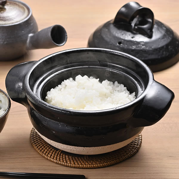 品　番 mk-023 品　名 信楽焼き　1合炊き　ご飯鍋　［送料無料］ ※IHでは使用出来ません。 サイズ 幅235×奥行175×高さ90mm（ふた付き155mm） 約2kg ※手作りの為、サイズ、重量、色合い等に多少の 　違いは御座います。 送　料 こちらの商品は、送料無料になります。 ご飯鍋 火加減の調整いらずで美味しいご飯が簡単に 炊き上がる信楽焼ご飯鍋。 遠赤外線効果でふっくらとしたご飯が炊き 上がります。 カレーやシチューなどの煮込み料理にもお勧め です。 行事・記念日一覧 1月 お正月 成人式 成人の日 御礼 御挨拶 2月 バレンタインデー 本命 義理 還暦祝い お祝い 誕生日 女性 お礼 恋人 3月 ひな祭り ホワイトデー 男性 お返し 女性に人気 ひなまつり 卒業式 卒園式 　退職祝い 卒業祝い 定年 送迎会 バレンタインデーのお返し 春 引越し祝い 4月 入学式 入園式 入学祝い 就職祝い 開店祝い 改築祝い 記念日 歓送迎会 粗品 新築祝い スプリング 粗品 5月 母の日 歓迎会 母の日ギフト 出産祝い 誕生日 GW 陶器市 6月 父の日 ビジネス ギフト 結婚祝い　新婚 7月 七夕 お中元 父 お見舞い お盆 お供え 御供物 ピアノ 発表会 サマーギフト 結婚記念日 8月 金婚式 銀婚式 自宅用 帰省土産 9月 敬老の日 お彼岸 古希 喜寿 米寿 金婚式 銀婚式 ギフトセット 10月 ハロウィン イベント メッセージ 発表会 贈物 癒し オシャレ 展示会 11月 個展 開店 オープン 夫婦の日 母 おまかせ ウェディング 12月 お歳暮 クリスマスプレゼント サプライズmk-023 1合炊き鍋 mk-024 3合炊き鍋 mk-025 5合炊き鍋 ご飯鍋の一覧ページはこちら