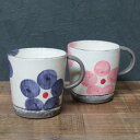 【今だけ限定10%OFFクーポン配布中】信楽焼 ペア マグカップ 保温 2客セット 陶器 結婚祝い 食器 スープカップ おしゃれ 保温 かわいい 和食器 日本製 カップ やきもの コップ 焼き物 器 藍色・桃色花マグカップペアセット w504-01-02