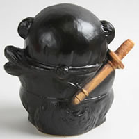 信楽焼 和風 おしゃれ ドロン忍者狸(黒)福を呼ぶ縁起物の陶器タヌキ たぬき 開運 きニンジャ狸 陶器たぬき 開運 忍者狸 タヌキ たぬき 開運 たぬき 開運置物 ta-0082