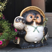 Rakuten - 【6月4日20時開始20%OFFクーポン】信楽焼 和風 おしゃれ 9号ふくろう持ち福々狸 たぬき 開運 縁起物 タヌキ 陶器 置物 しがらきやき 焼き物 狸 商売繁盛 家内安全 金運 ta-0244