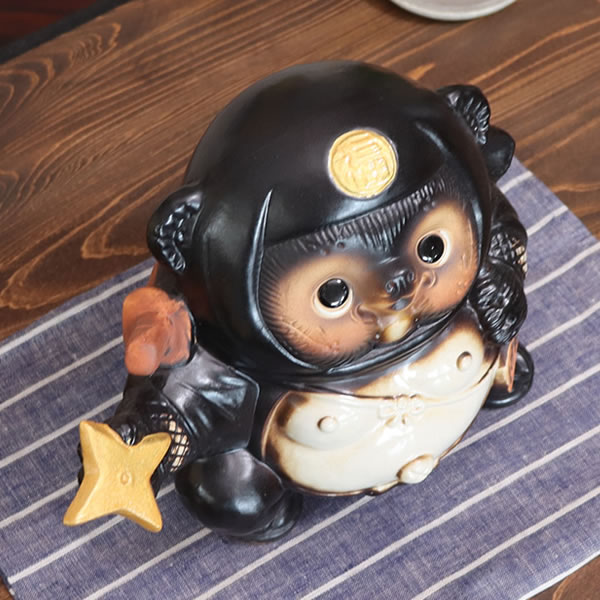 【6月4日20時開始20%OFFクーポン】信楽焼 忍者たぬき 送料無料 狸 たぬき タヌキ ニンジャ にんじゃ 手裏剣 クノイチ 信楽焼 陶器 やきもの 陶器たぬき しがらき狸 しがらきやきタヌキ 陶器狸 ta-0383 [2]