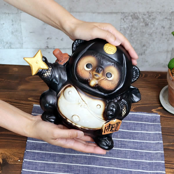 【6月4日20時開始20%OFFクーポン】信楽焼 忍者たぬき 送料無料 狸 たぬき タヌキ ニンジャ にんじゃ 手裏剣 クノイチ 信楽焼 陶器 やきもの 陶器たぬき しがらき狸 しがらきやきタヌキ 陶器狸 ta-0383 [3]