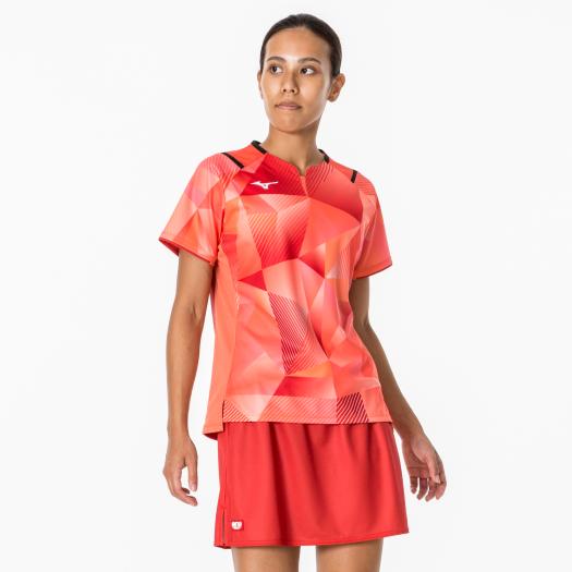 2023年全日本女子着用モデルのゲームシャツです。顔周りに締め色として濃いオレンジや黒のラインをプラスすることで、表情がいきいきと華やかに。また前傾姿勢でも胸元が気にならないよう、襟周りは鎖骨に沿うデザインにアレンジしました。生地は通気性に優れたドライエアフローを採用。[商品詳細]●価格：￥8,140(本体価格￥7,400)●品番：82JAA200●サイズ：S、M、L、XL、2XL●色展開：09/ブラック20/タナガーターコイズ57/ソレイユオレンジ●素材：ポリエステル100％●原産国：中国製●発売シーズン：2023年春夏[納期について]出荷までに2～4営業日（土・日・祝日を除く）頂戴しております。卓球、ウエア、ゲームウエア、82JAA20057