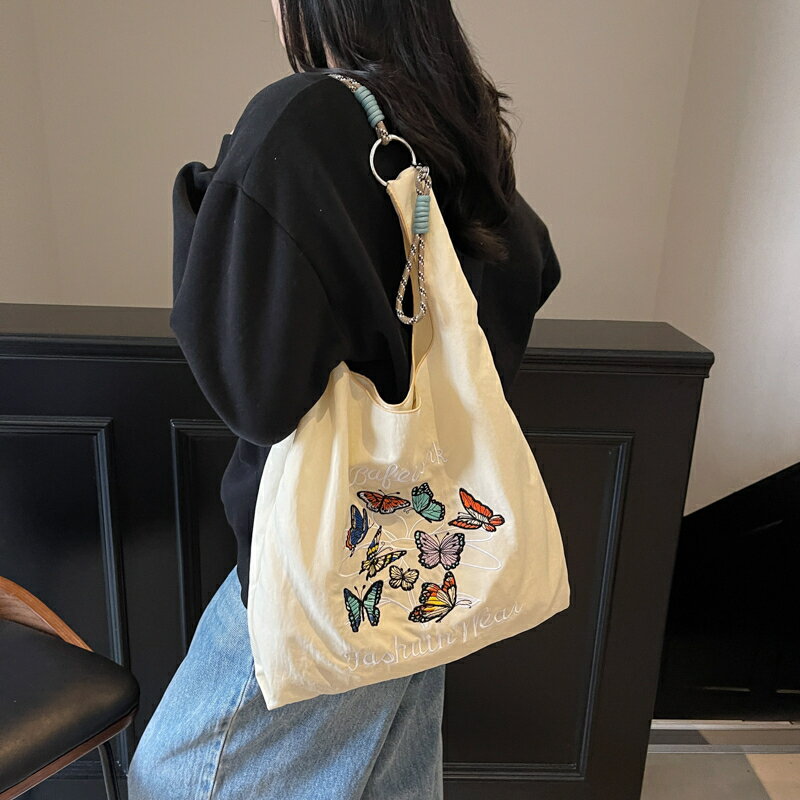 Rakuten - ショルダーバッグ レディース 大人 大きめ A4 ナイロン 大容量 バッグ 刺繡の模様 軽い カジュアル シンプル おしゃれ 学生 母の日（1ヶ）